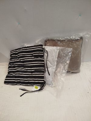 un sac rayé noir et blanc et un sac rayé noir et blanc