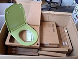 une boîte en carton contenant des toilettes vertes