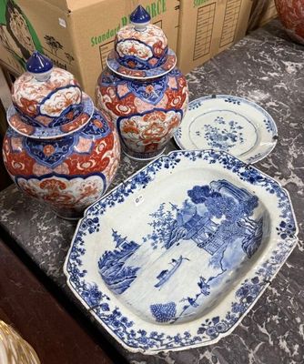 plusieurs assiettes et bols bleus et blancs posés sur une table, à côté de boîtes