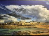 une photo d'une photo d'une vieille ville au bord de la mer