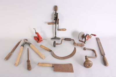 a lot of tools that are sitting on a table