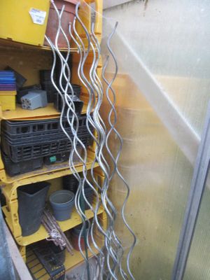 une étagère jaune sur laquelle sont posés tout un tas d'objets