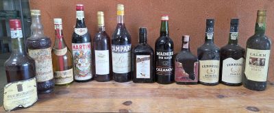 plusieurs bouteilles de vin posées les unes à côté des autres sur une table