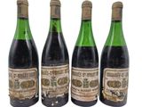 trois bouteilles de vin posées les unes à côté des autres sur une surface blanche
