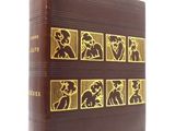un vieux livre orné d'un motif doré sur la couverture