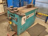 une machine qui se trouve dans une pièce avec de nombreux outils