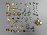 de nombreux types de bijoux sont exposés sur la table