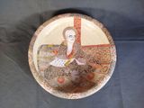 une assiette avec la photo d'une femme dessus