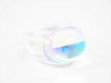 une image représentant une bague sertie d'un verre aux couleurs de l'arc-en-ciel