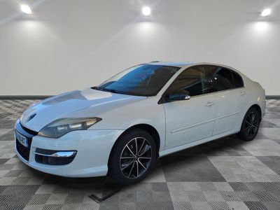 la voiture blanche est garée dans le garage sur le sol en damier