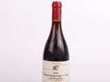 une bouteille de vin posée sur une table