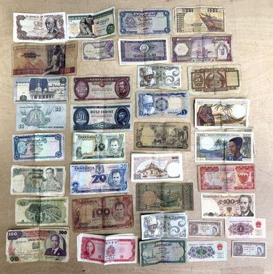 de nombreux types de papier-monnaie sur la table