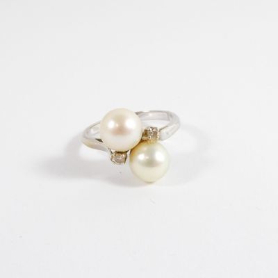 bague en or blanc sertie d'une perle et d'un groupe de diamants