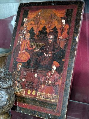 deux vases et un tableau exposés dans une vitrine