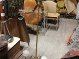 une pièce avec beaucoup de meubles et une lampe
