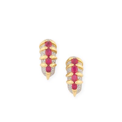 une paire de boucles d'oreilles en rubis et diamants