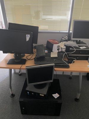 un bureau sur lequel se trouvent deux écrans d'ordinateur et un ordinateur portable
