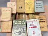 plusieurs livres sont empilés sur une table