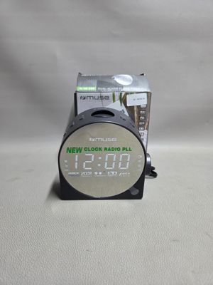 une horloge posée sur une table à côté d'un paquet de cigarettes