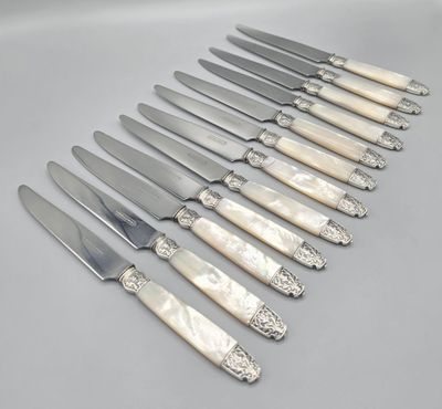 huit pièces d'argenterie ornées d'incrustations de nacre