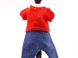 un mannequin vêtu d'une chemise rouge et d'un pantalon bleu
