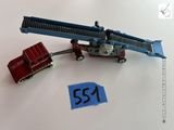 un camion rouge et une grue bleue posés sur une table blanche