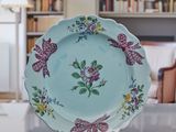 une assiette bleue décorée de fleurs, posée sur une table