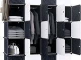 une armoire en noir et blanc remplie de vêtements
