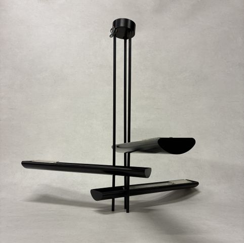 ROCHE BOBOIS – Suspension à trois bras de lumière, laqué noir. An