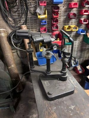 une machine posée sur une table