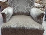 une chaise qui se trouve au milieu d'une pièce