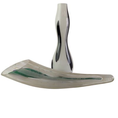 un vase en verre orné d'un motif en noir et blanc