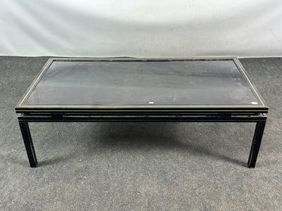 une photo d'une table basse en verre posée sur un sol recouvert de moquette