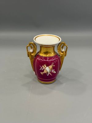 vase violet et doré avec un cheval sur le couvercle