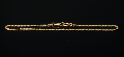 un bracelet en chaîne en or sur fond noir