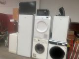 de nombreux appareils électroménagers entassés dans une pièce