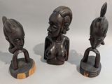 trois figurines en bronze représentant une femme avec un oiseau sur la tête