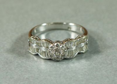 BAGUE en or blanc18K, ornée en son centre d'un diamant.