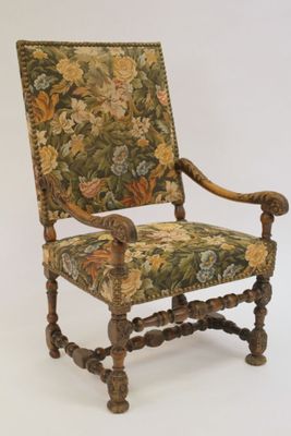 Fauteuil en noyer sculpté, à accotoirs à crosses feuillagées…
