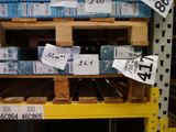 une palette remplie de cartons, sur lesquels sont apposées des étiquettes de prix