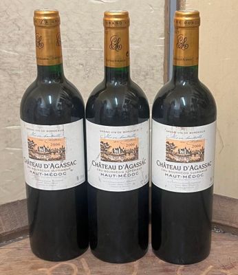 trois bouteilles de vin posées sur une table en bois