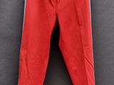 deux paires de pantalons rouges suspendues à une corde à linge