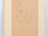 un dessin au crayon représentant le visage d'une femme de profil