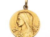 Gros plan sur une médaille d'or portant le visage d'une femme