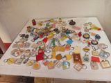 une table sur laquelle sont posés de nombreux porte-clés