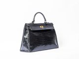 un sac à main en cuir de crocodile noir sur fond blanc