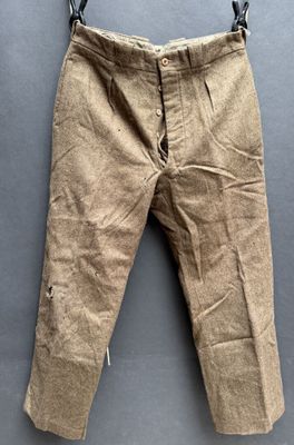une photo d'un pantalon suspendu à une corde à linge