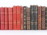 beaucoup de livres empilés les uns sur les autres sur une étagère