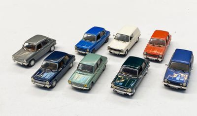 plusieurs petites voitures sont alignées sur une surface blanche