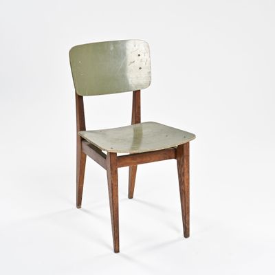 une chaise en bois avec une assise verte sur fond blanc